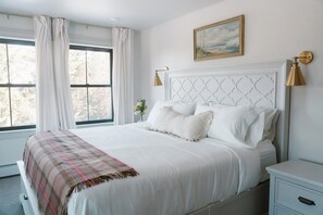 Individually decorated, individually furnished, blackout curtains - Highland Glen Lodge (Anchorage)