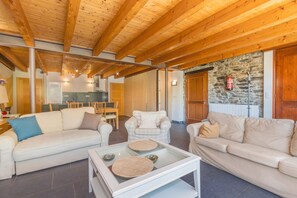 Télévision, lecteur de DVD, table de tennis de table