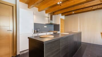 Kylskåp, mikrovågsugn, ugn och spishäll