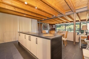 Interior - Country House 'Casa Guillem 3' with Lake View, Wi-Fi and Air Conditioning (Tavascan)