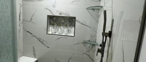 Haartrockner, Bidet, HandtĂŒcher, Seife