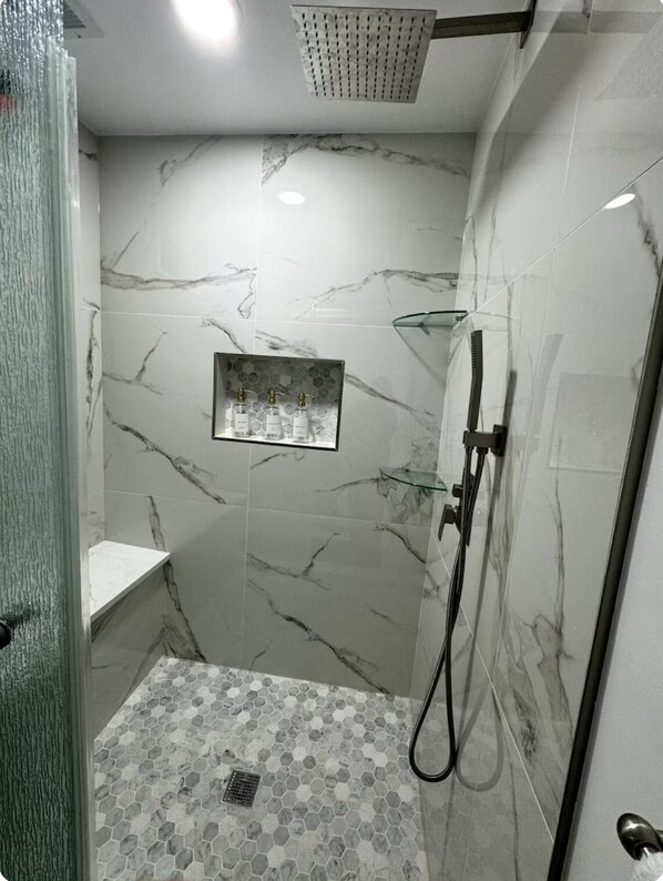 Hair dryer, bidet, towels, soap - Charming Retreat in Elkridge (Elkridge)