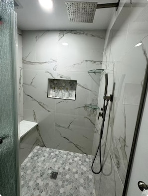 Sèche-cheveux, bidet, serviettes fournies, savon