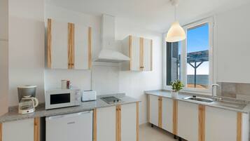 Réfrigérateur, micro-ondes, plaque de cuisson, cafetiÚre/bouilloire