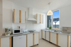 Fridge, microwave, stovetop, coffee/tea maker