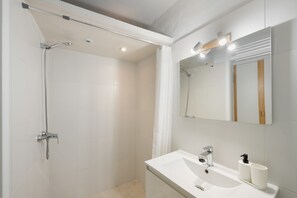 Dusche, Haartrockner, Handtücher