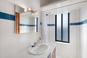 Douche, sĂšche-cheveux, serviettes fournies
