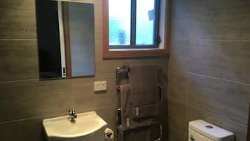 Douche, sĂšche-cheveux, serviettes fournies, savon