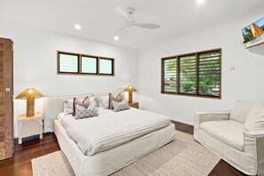 4 bedrooms, iron/ironing board, WiFi, bed sheets