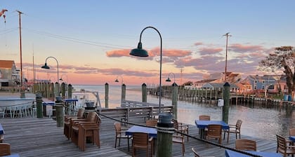 Charming bungalow w water views in Bowers Beach AC WiFi Dover Downs AFB DE Turf