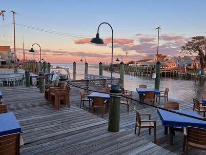 Charming bungalow w water views in Bowers Beach AC WiFi Dover Downs AFB DE Turf