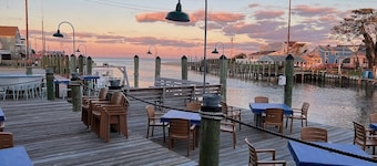 Charming bungalow w water views in Bowers Beach AC WiFi Dover Downs AFB DE Turf