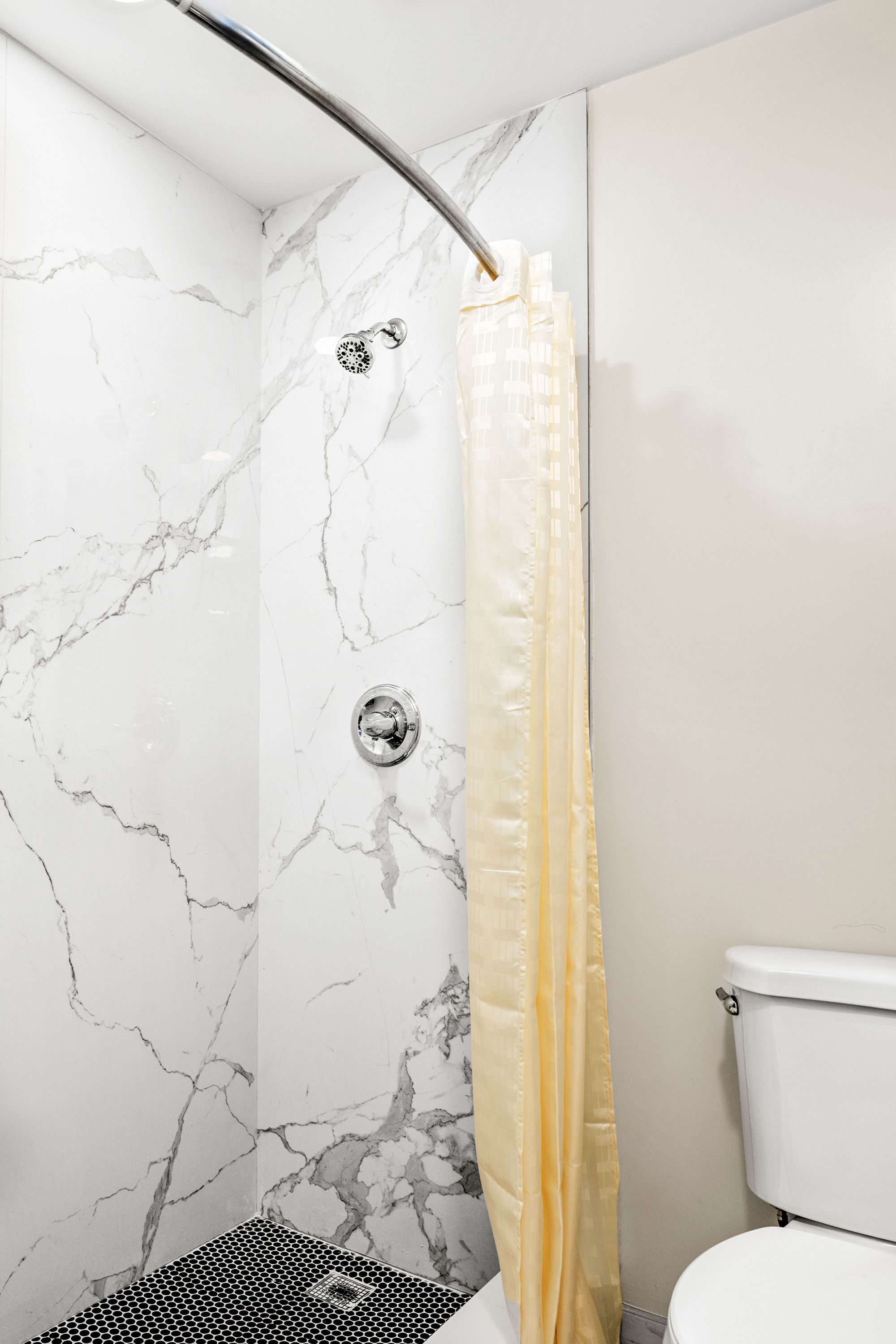 Habitación doble, 1 cama de matrimonio grande | Baño | Ducha, toallas, jabón y papel higiénico