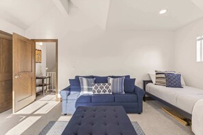 Una Smart TV, una chimenea, una oficina