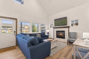 Smart TV, chimenea, oficina
