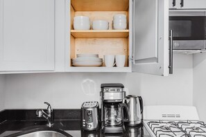 Réfrigérateur, micro-ondes, four, plaque de cuisson