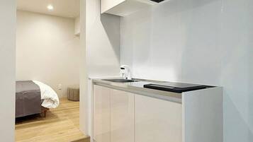 Kühlschrank, Mikrowelle, Kochgeschirr/Geschirr/Besteck