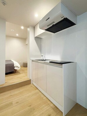 Geladeira, micro-ondas, talheres/pratos/utensílios de cozinha