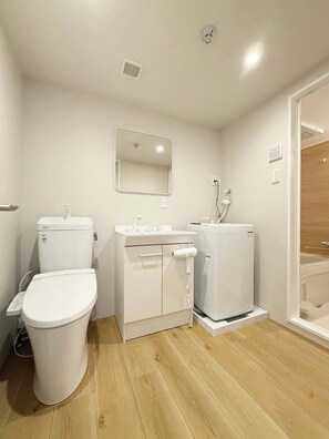 Shower, hair dryer, towels - Vibrant 1BR, Downtown, Shopping & Dining Nearby 11 (Hiroshima)