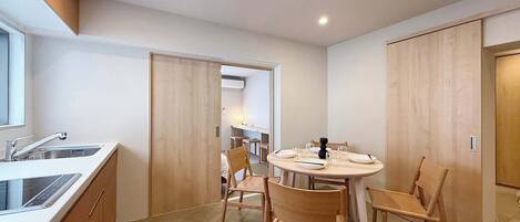 Réfrigérateur, micro-ondes, batterie de cuisine, vaisselle et ustensiles