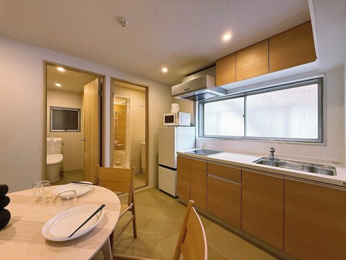 Central 2BR, 2 Baths, Vibrant Area & Shopping 51