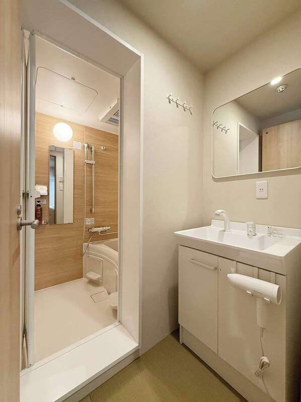 Shower, hair dryer, towels