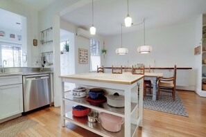 Fridge, microwave, oven, stovetop - Sojourn Unique Cap. Hill Home 4 min Walk to Metro (District of Columbia)