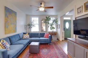 TV, offices - Sojourn Unique Cap. Hill Home 4 min Walk to Metro (District of Columbia)