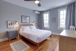 Desk, iron/ironing board, WiFi, bed sheets - Sojourn Unique Cap. Hill Home 4 min Walk to Metro (District of Columbia)