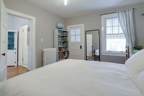 Escrivaninha, ferros/tábuas de passar roupa, Wi-Fi, roupa de cama