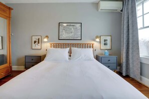 2 bedrooms, desk, iron/ironing board, WiFi