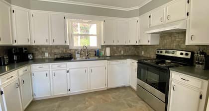 Charming, newly remodeled 2-bedroom duplex near Carthage w/ AC, fast WiFi