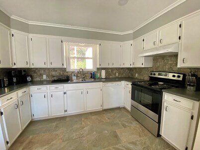 Charming, newly remodeled 2-bedroom duplex near Carthage w/ AC, fast WiFi