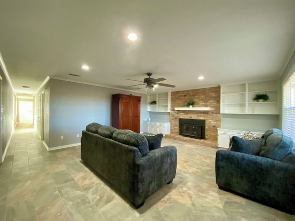 Smart TV, fireplace