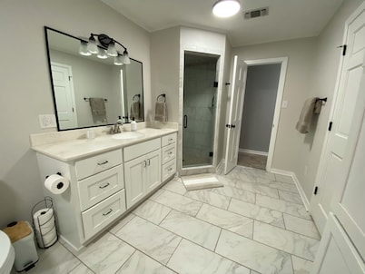 Charming, newly remodeled 2-bedroom duplex near Carthage w/ AC, fast WiFi