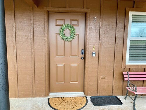 Charming, newly remodeled 2-bedroom duplex near Carthage w/ AC, fast WiFi