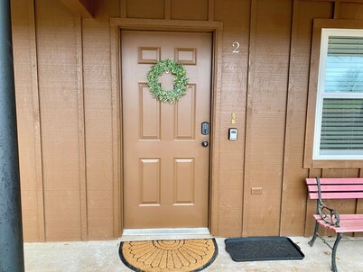 Charming, newly remodeled 2-bedroom duplex near Carthage w/ AC, fast WiFi