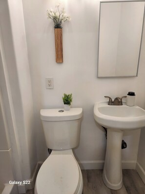 Séchoir à cheveux, serviettes fournies, savon, papier de toilette