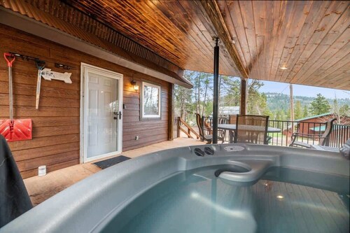 Cozy Cabin Hideaway – Farmhouse charm with hot tub, near Terry Peak!