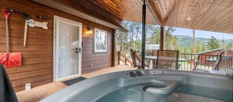 Cozy Cabin Hideaway – Farmhouse charm with hot tub, near Terry Peak!