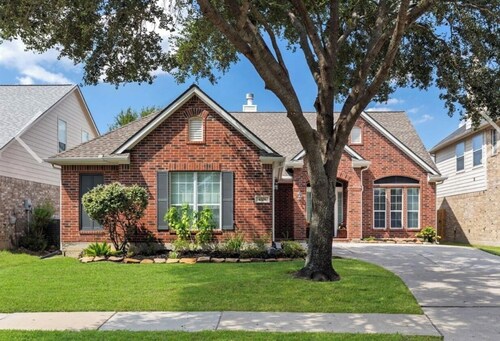 Spacious 4-bedroom house in serene Spring with AC, WiFi