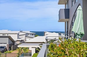 Property grounds - Luxury, over-sized private unit, by the beach. Pet friendly! (Caves Beach)