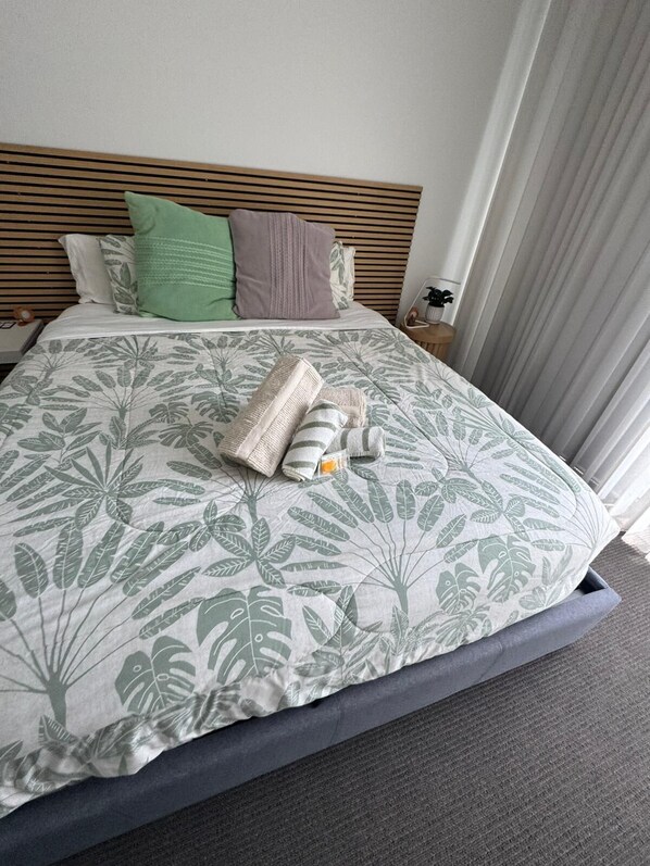1 bedroom, iron/ironing board, WiFi, bed sheets - Luxury, over-sized private unit, by the beach. Pet friendly! (Caves Beach)