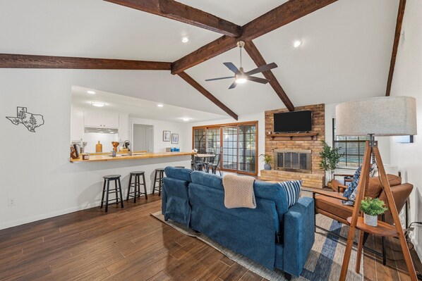 Smart TV, fireplace - Blue Moon Retreat: Spacious 4-BR Home w/ Fireplace & Pool Near Waco & Baylor  (Hewitt)