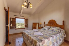 3 chambres, fer et planche à repasser, Wi-Fi gratuit, draps fournis