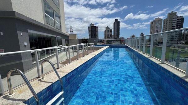 Una piscina al aire libre