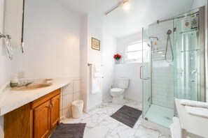 Doccia, asciugacapelli, asciugamani, sapone