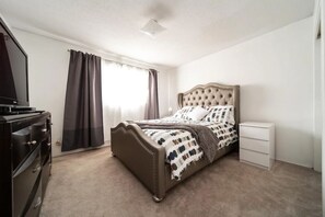 4 habitaciones, tabla de planchar con plancha, wifi y ropa de cama 