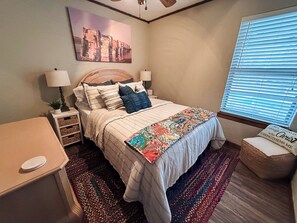 3 slaapkamers, een bureau, een strijkplank/strijkijzer, reisbedje