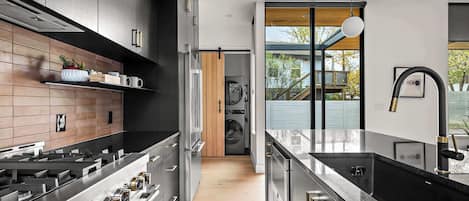 Réfrigérateur, four à micro-ondes, un four, surface de cuisson